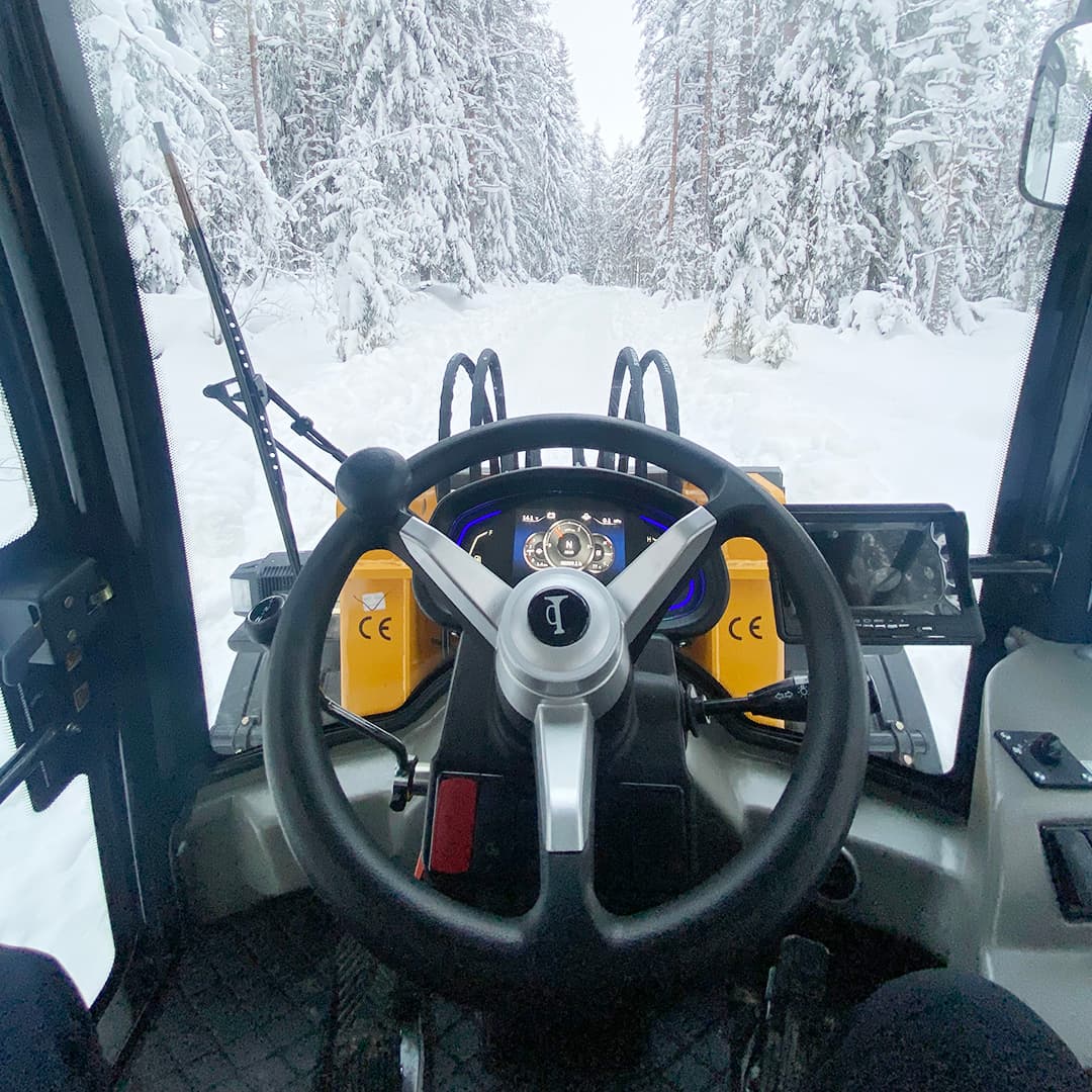 Hjullastare 2360 hytt 1080x1080.jpg